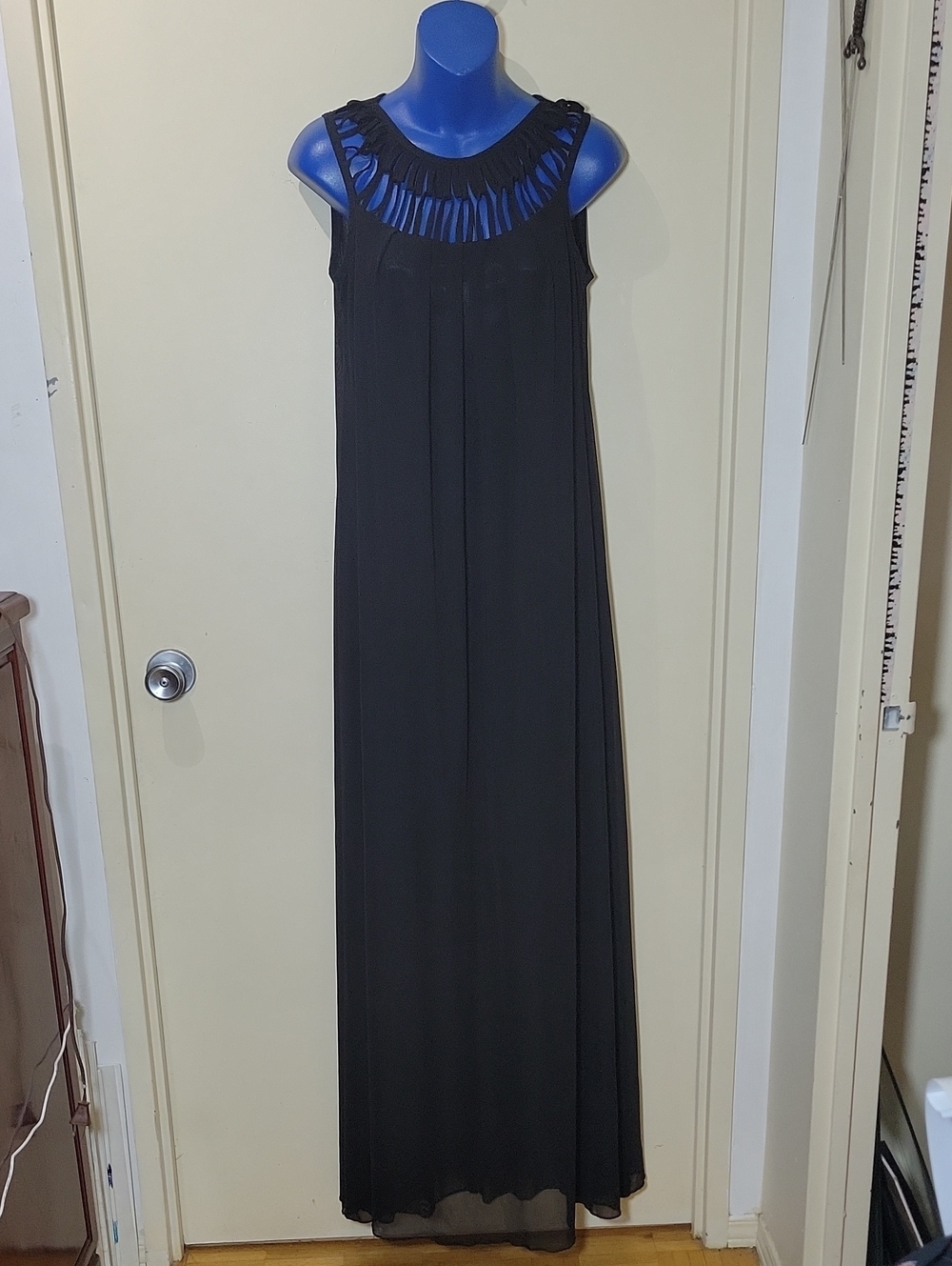 Elegant Black Sleeveless Maxi Dress with Cutout Yoke
